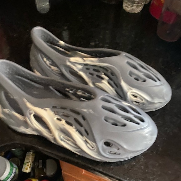 YEEZY FOAM RUNNER MOON GREY main image 5